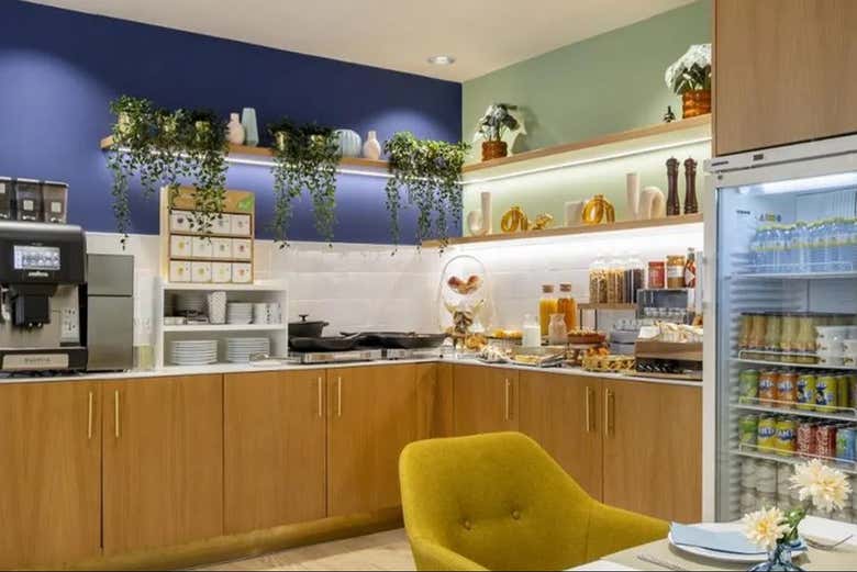 Disfrutad de la zona de barra y buffet con aperitivos