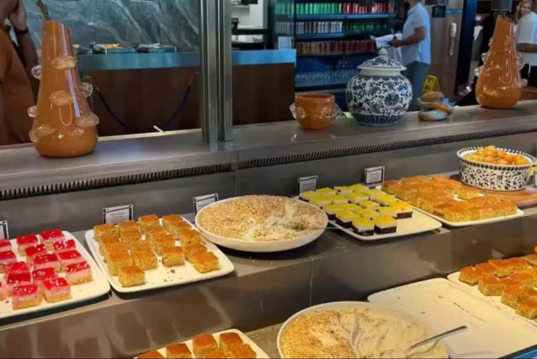 Saboread la deliciosa repostería en el buffet
