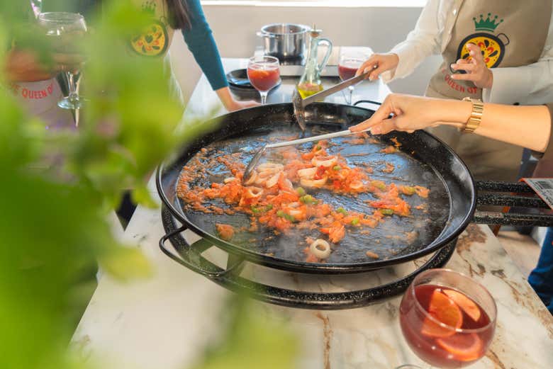 Preparando uma deliciosa paella