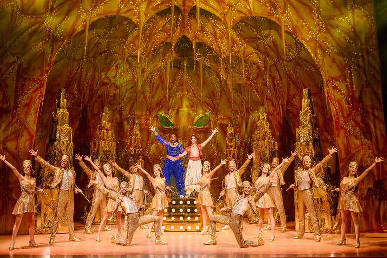 Aladdín y el Genio durante la representación del musical