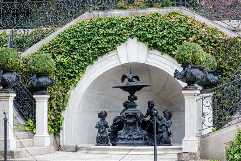 Una de las fuentes en los jardines del palacio