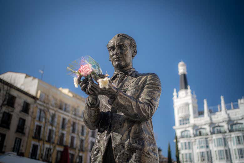 Scultura di Lorca in Plaza de Santa Ana
