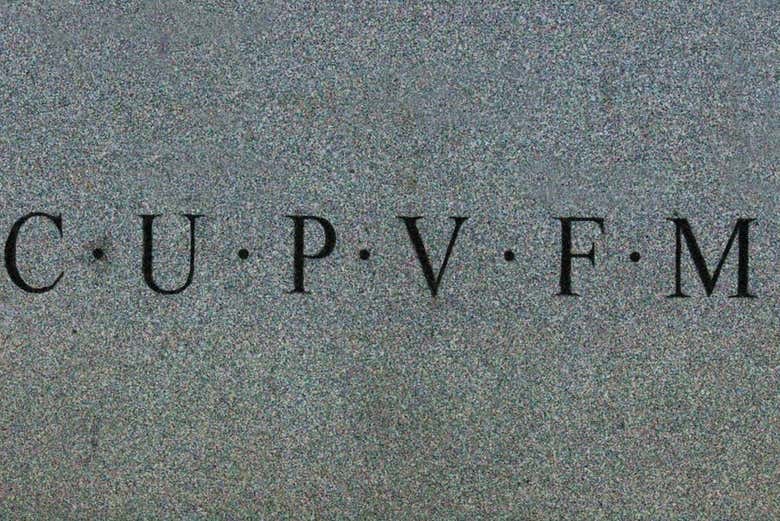 Detalle del obelisco de Delicias