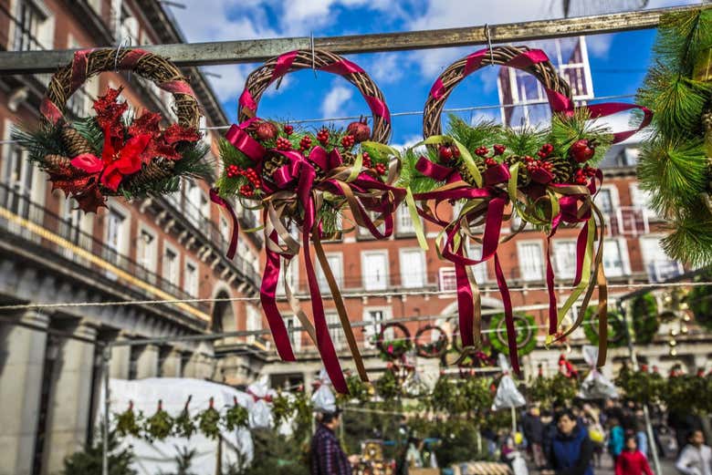 Detalles navideños en un mercado navideño en Madrid