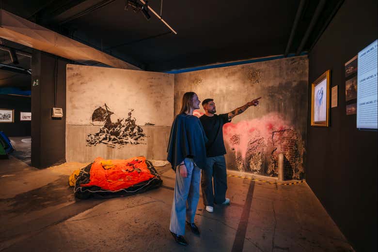 Sala con riproduzioni di graffiti di strada
