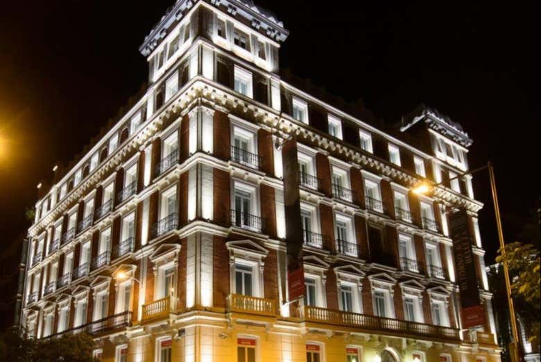 Façade illuminée de la Fondation MAPFRE Madrid