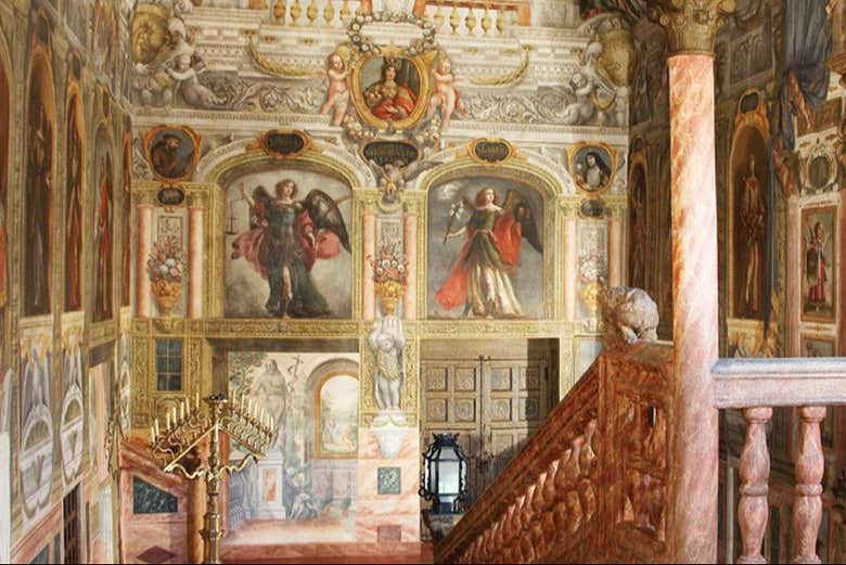 Pinturas que decoran la escalera principal del monasterio