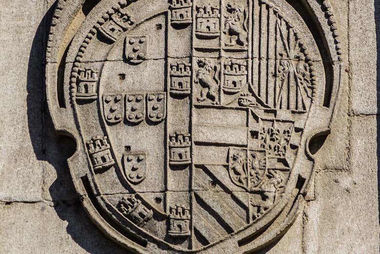 Escudo tallado en la fachada del monasterio