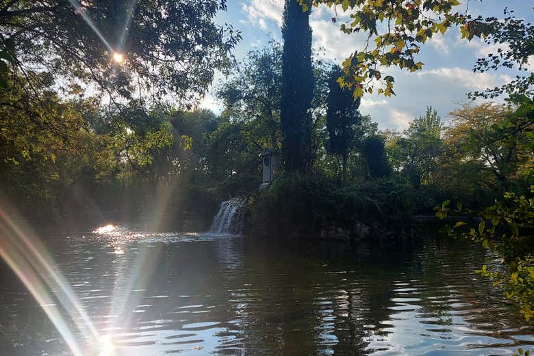 Uno de los lagos de El Capricho