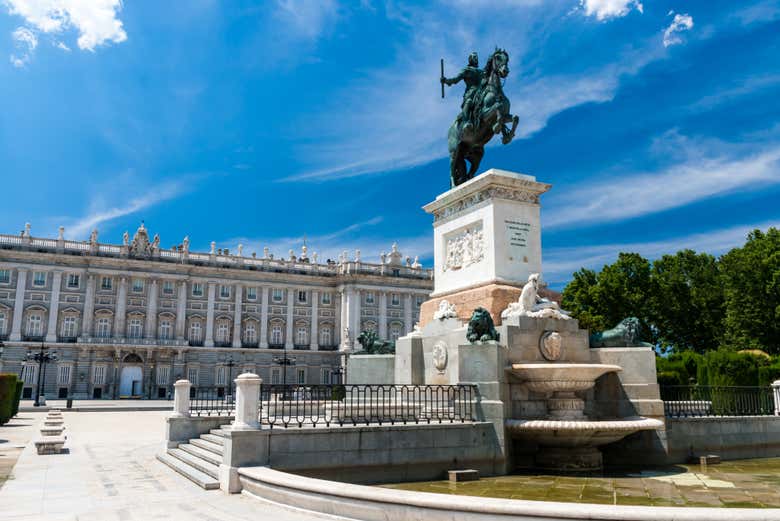 Estátua equestre de Felipe IV na plaza de Oriente