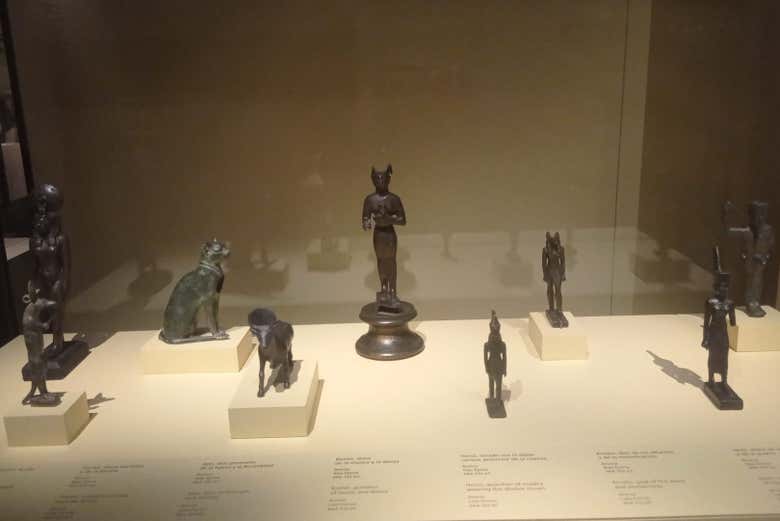 Statuettes dans une vitrine