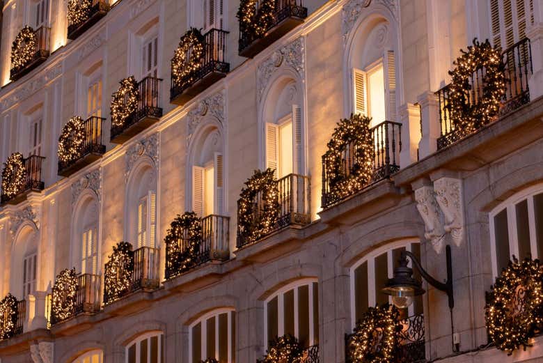 Adornos navideños en la fachada de un edificio histórico