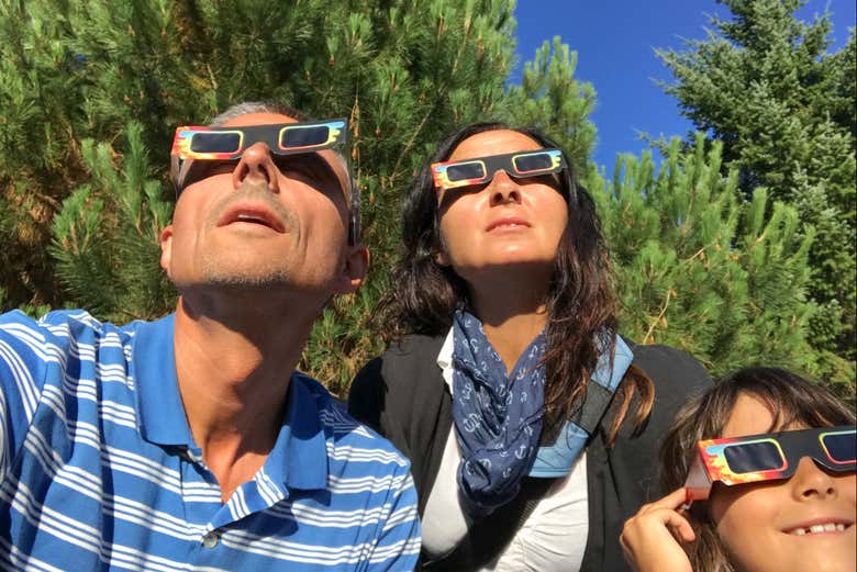 Viendo el eclipse solar 2026 en familia
