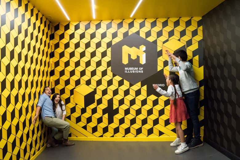 Uma família desfrutando do museu