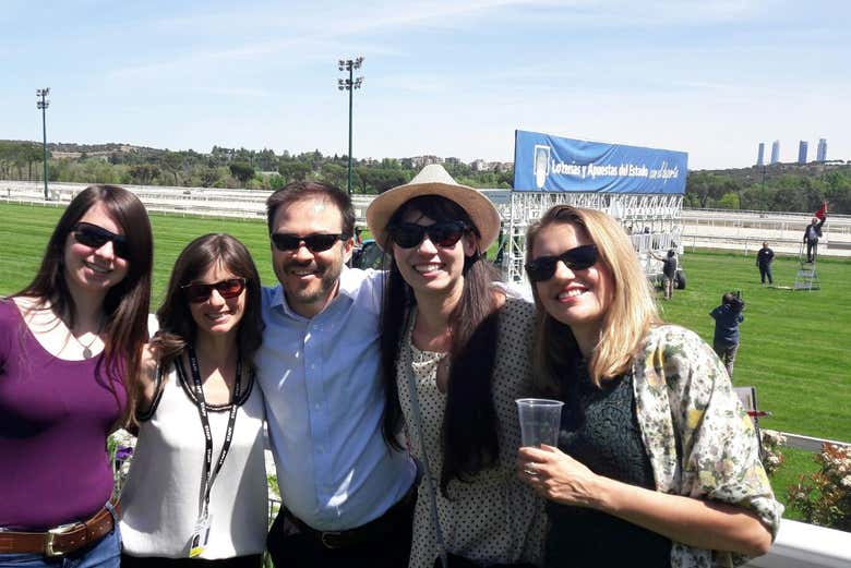 Disfrutando de la visita al hipódromo