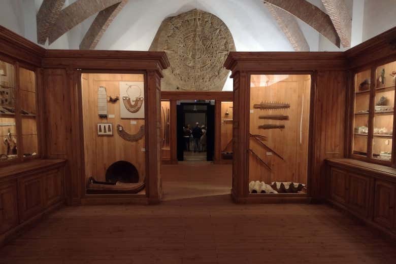 Sala con diferentes piezas y una estela maya al fondo