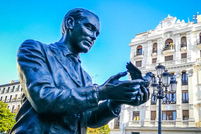 Statue de Federico García Lorca sur la plaza de Santa Ana
