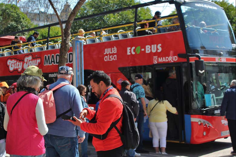 Subiendo a bordo del autobús en una de sus paradas