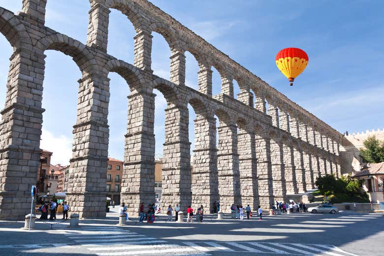 Hot air ballooning over the Segovia viaduct