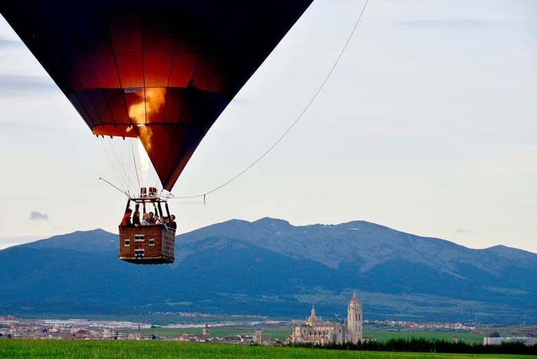 Ballon Civitatis au-dessus l'Alcazar de Ségovie