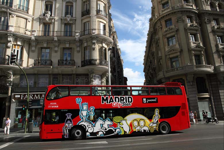 Driving past Gran Vía onboard the tourist bus