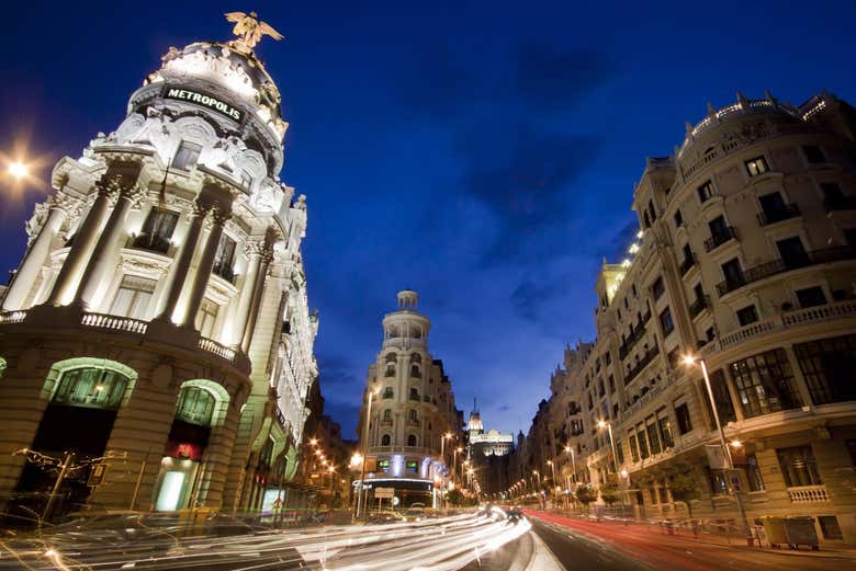 Gran Vía de Madrid ao anoitecer
