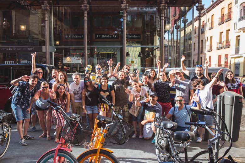 Foto grupal del tour en bicicleta por Madrid