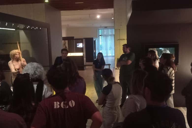 Groupe écoutant les explication du guide