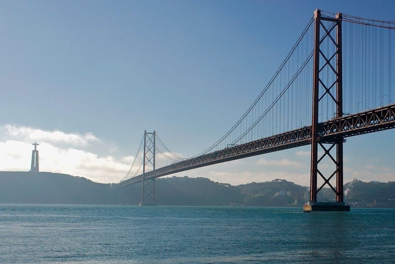 Ponte 25 de Abril e Cristo-Rei di Lisbona