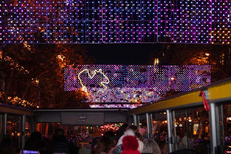 Recorriendo las calles iluminadas de la capital