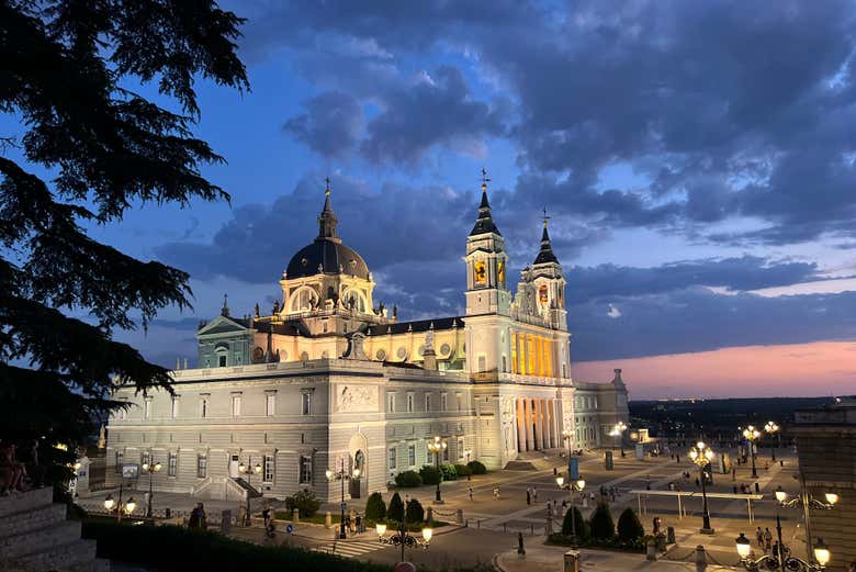 Almudena Cathedral at night