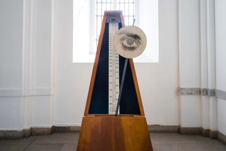 Escultura de Man Ray en el interior del museo