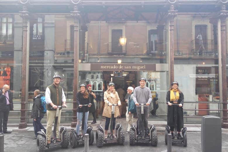 Devant le célèbre Mercado de San Miguel en segway