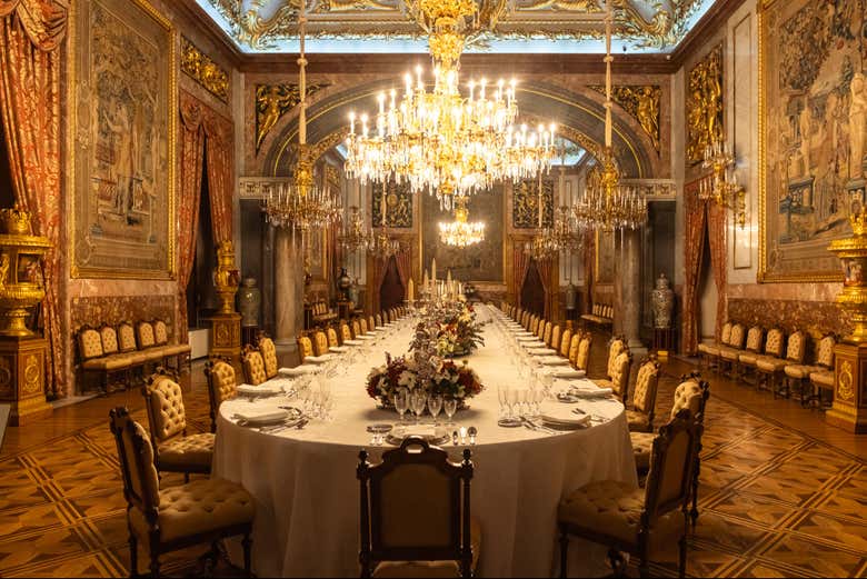 Una gran mesa en el salón comedor del Palacio Real