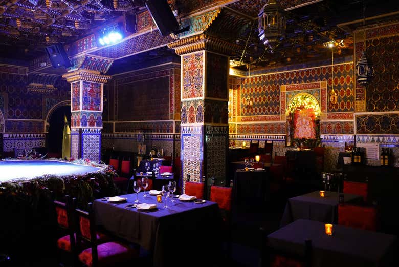Tables pour dîner au tablao Torres Bermejas de Madrid