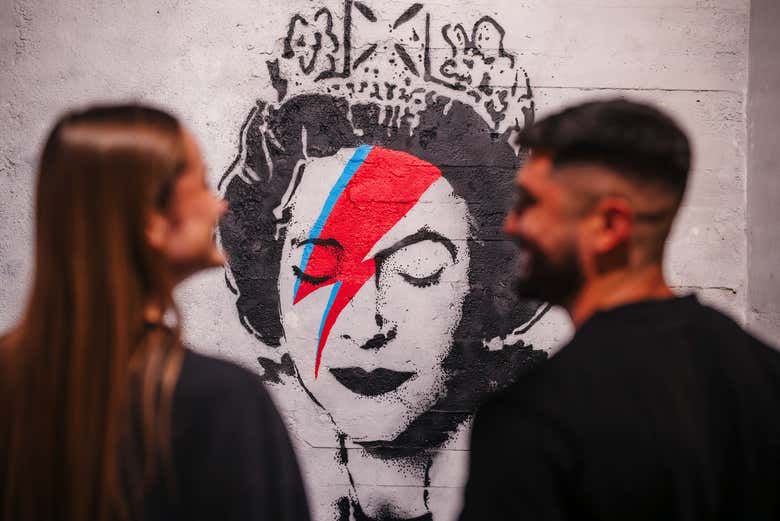 La regina Elisabetta II con il raggio di David Bowie