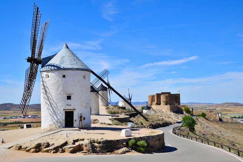 Un molino con el castillo al fondo