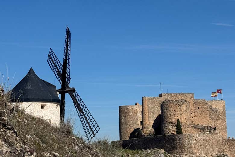 Castillo junto a los molinos