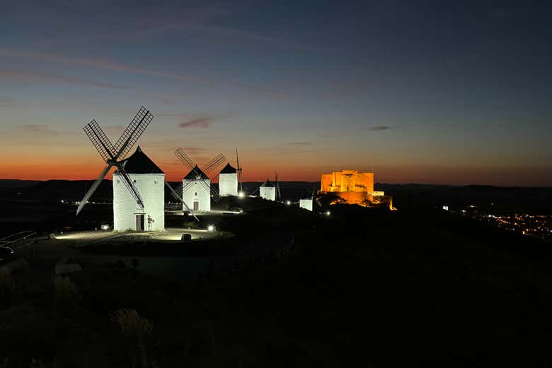 Los Molinos de Don Quijote iluminados en la noche 