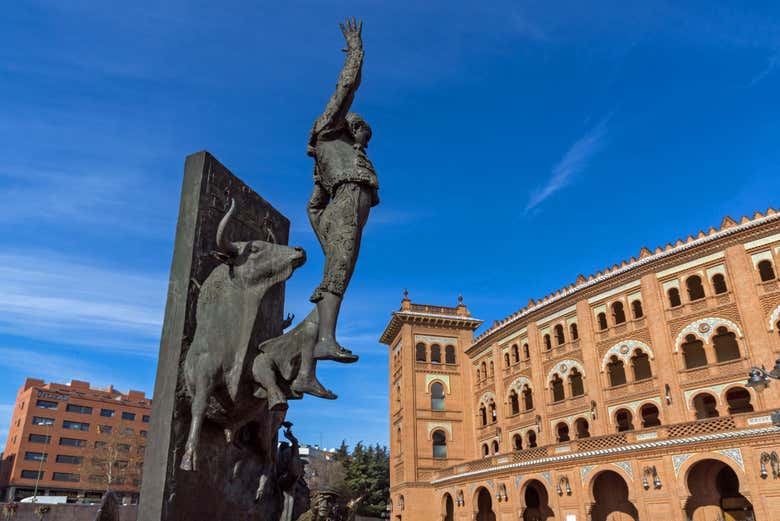 Monumento a El Yiyo en el exterior de la plaza de toros