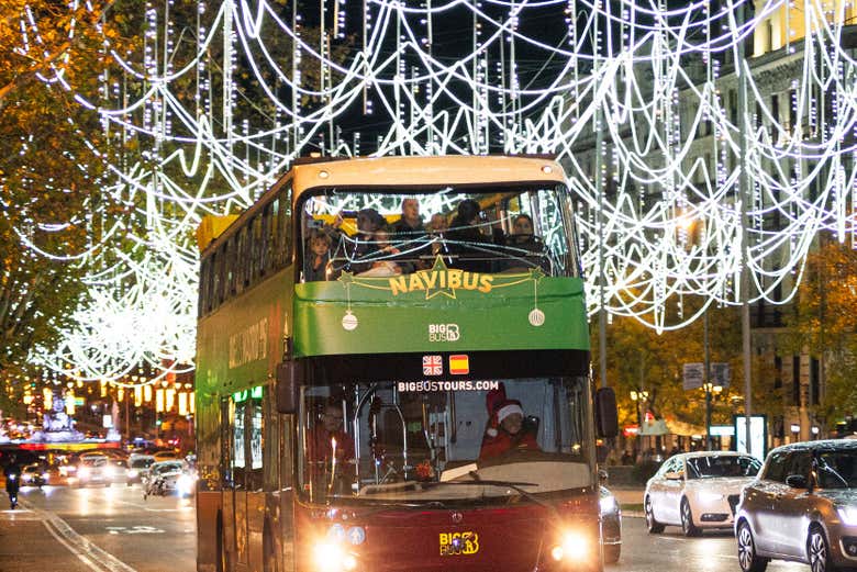 El Navibús recorriendo las calles iluminadas de Madrid