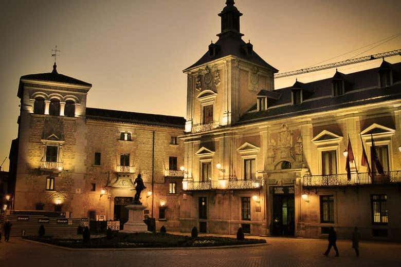 La plaza de la Villa en la noche