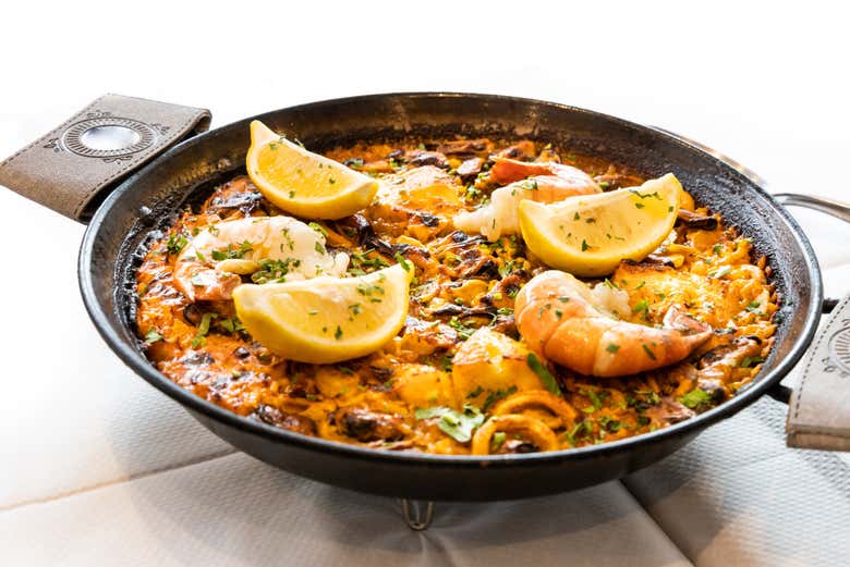 Você poderá escolher entre diferentes sabores de paella