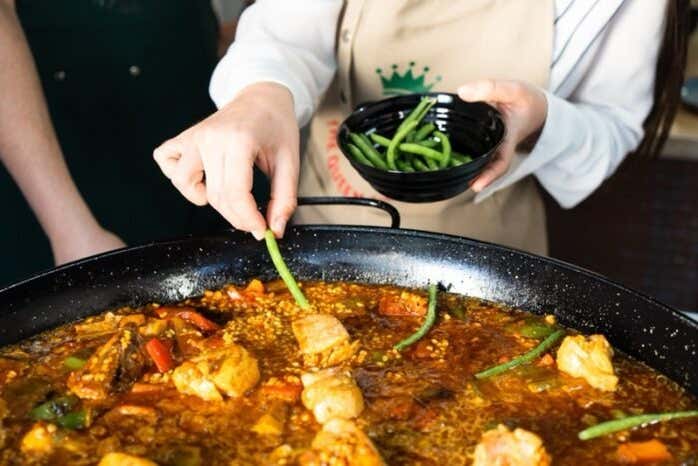 Você provará a paella preparada durante a atividade