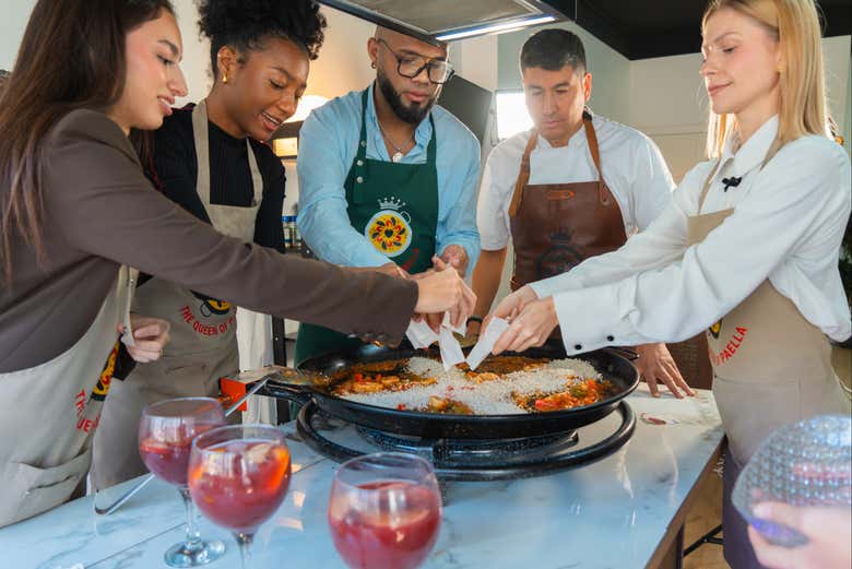 O toque final para o preparo da paella