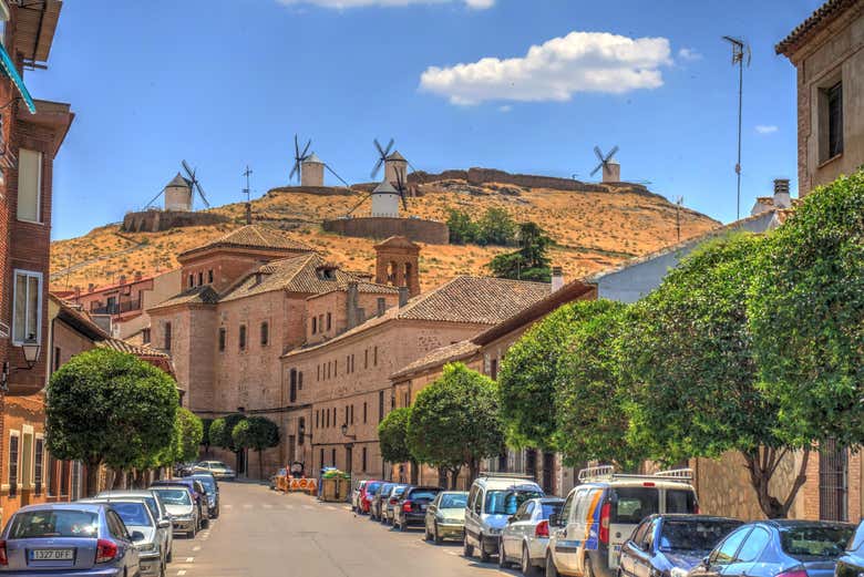 Paisaje de los molinos de Consuegra desde el pueblo
