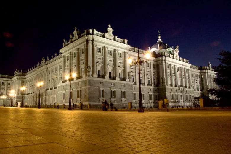 Admirando los exteriores del Palacio Real