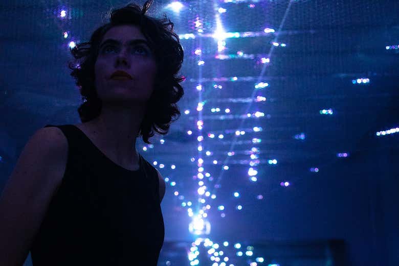 Pasillo iluminado en el Museo de la Luz