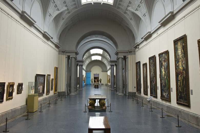 Pasillo repleto de pinturas en el Museo del Prado