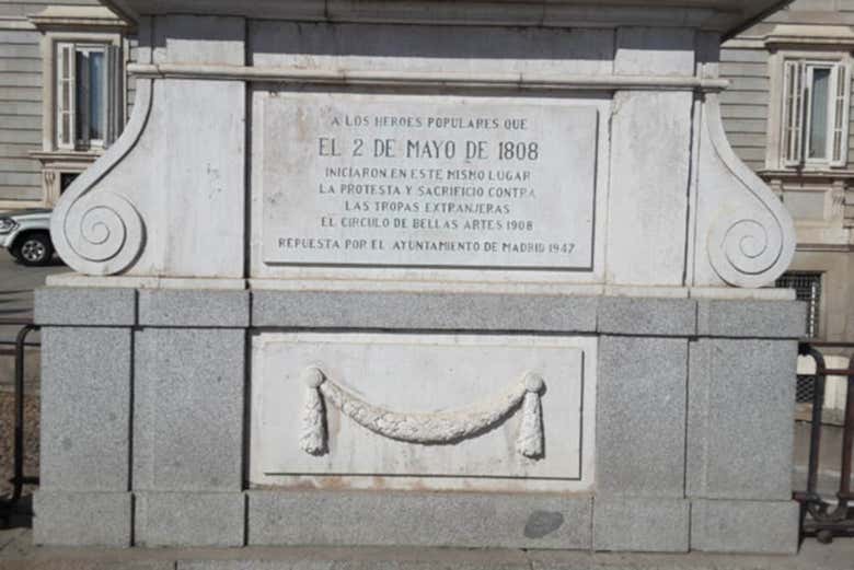 Placa del 2 de mayo en el Palacio Real